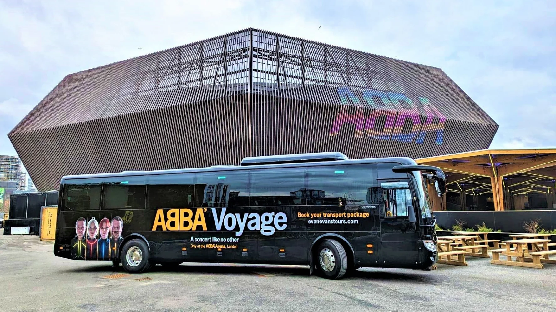 イギリス ロンドン「ABBA Voyage」エクスプレス電動バス＆コンサート 予約＜座席指定／優先入場／送迎付き＞ by Evan Evans Tours