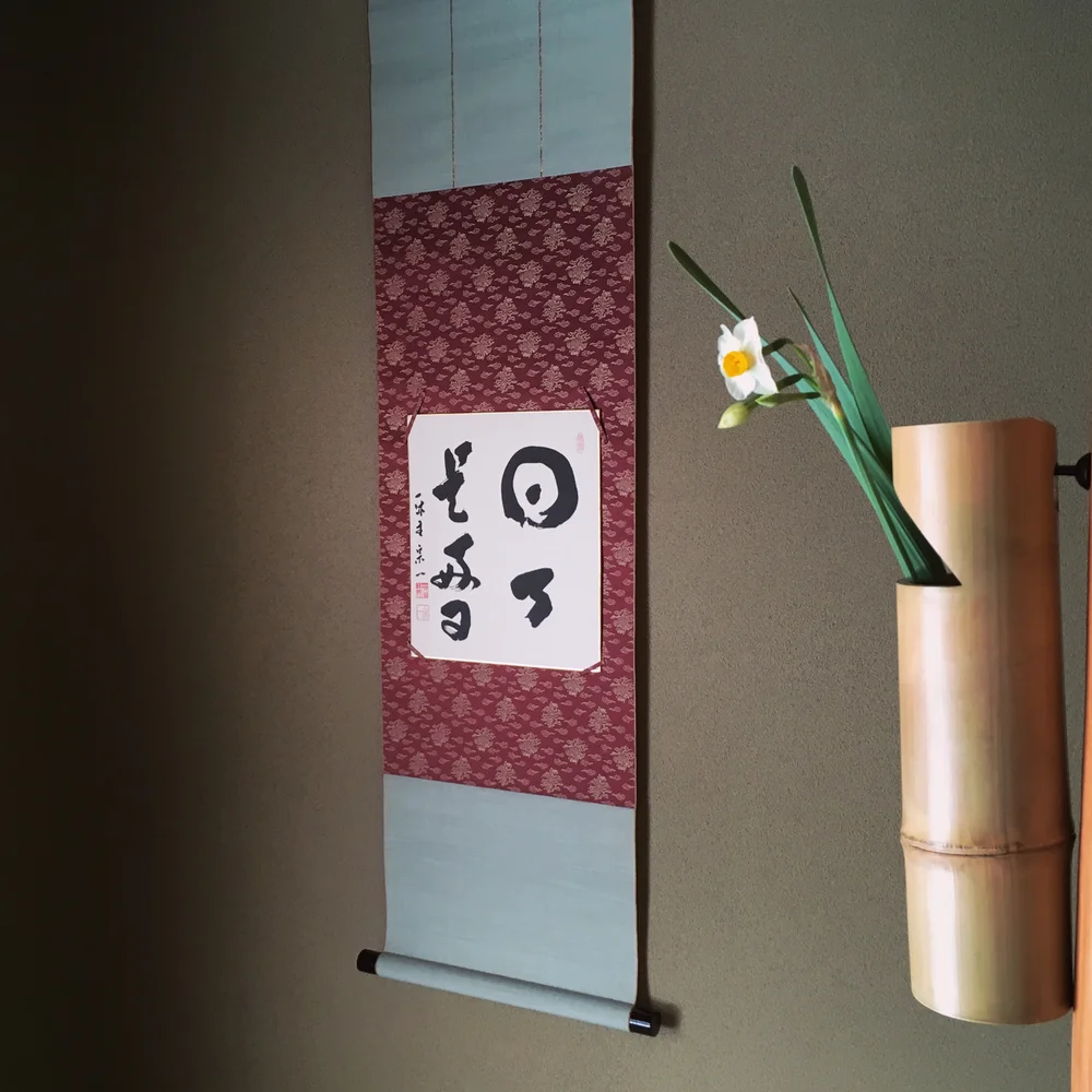 hanging scroll and seasonal flower in tokonoma alcove