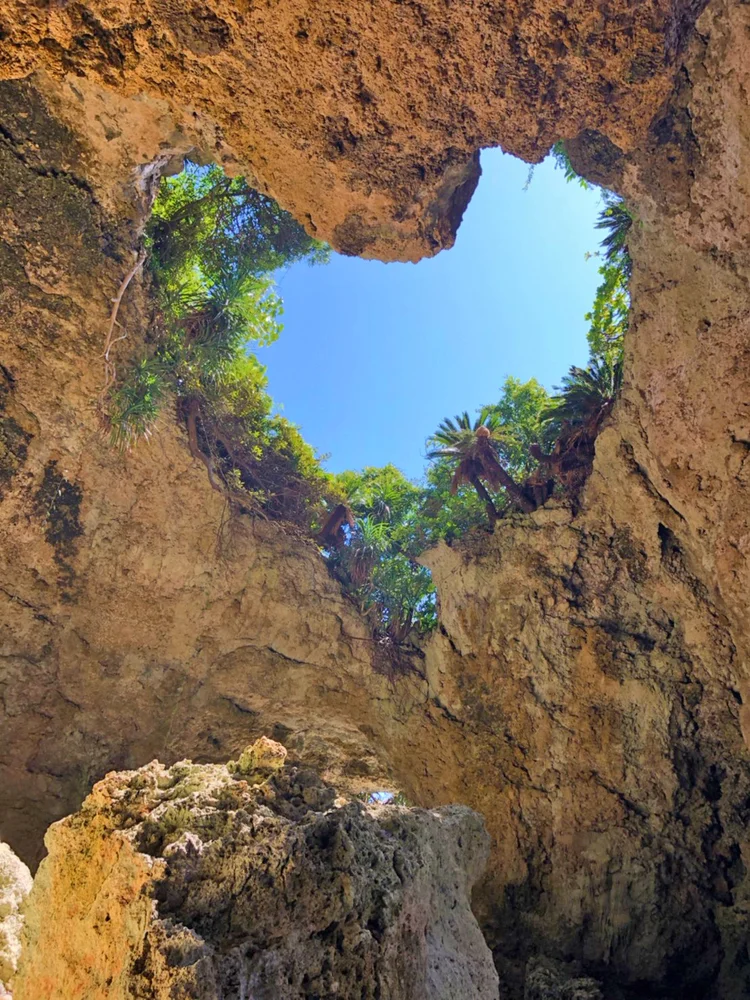 沖縄 古宇利島 COCONUTS CLUB 洞窟散策＋幻想的なハートの景色探しツアー