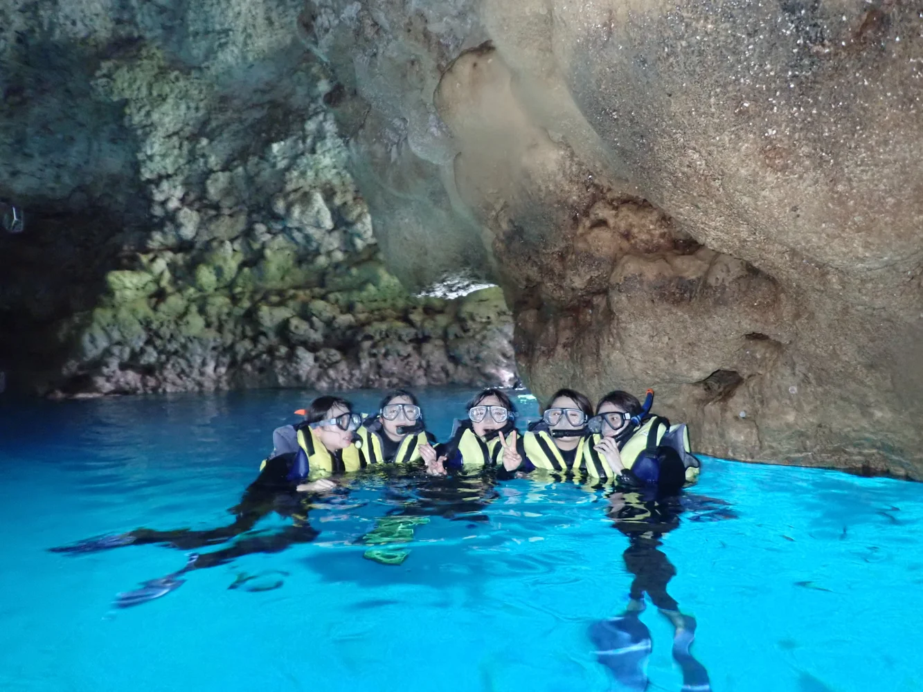 沖縄 恩納村 ボートで行く青の洞窟探検シュノーケリング
