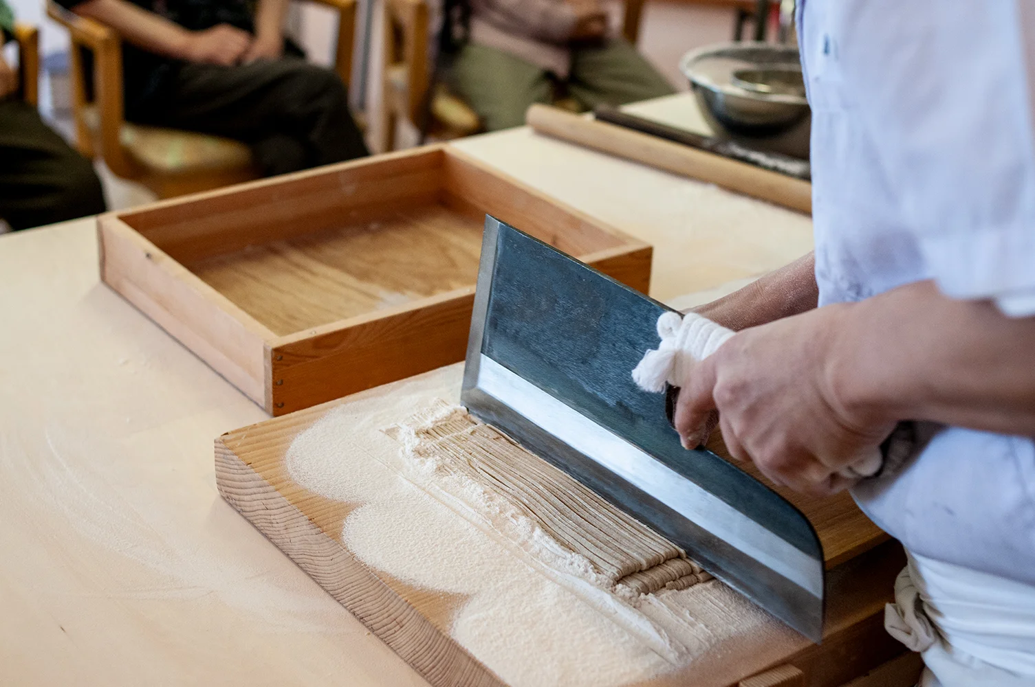 そば専用の大きな包丁を使います/Use a large knife specially designed for buckwheat noodles.