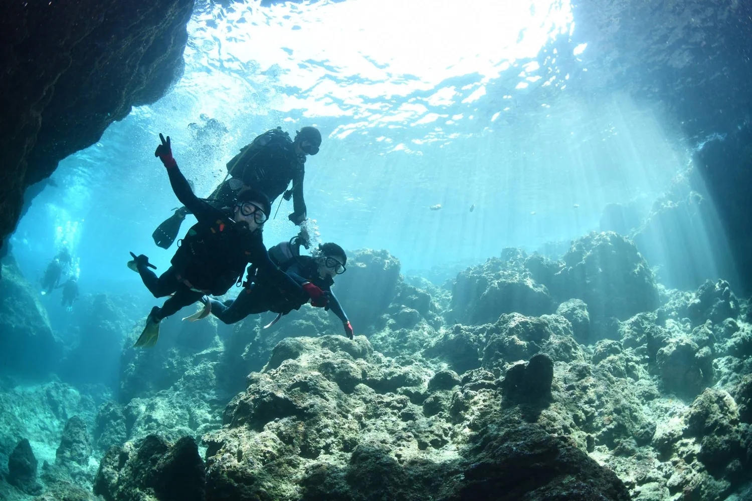 Blue Cave Boat Diving Okinawa — Beginner-Friendly Dive