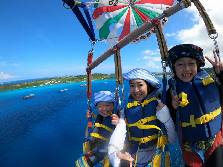 沖縄 美ら海水族館近く！絶景パラセーリング体験＜4Kカメラ・GoPro無料レンタル／空撮写真プレゼント＞