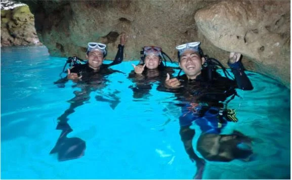 沖縄 完全プライベート！青の洞窟で体験ダイビング＜水中写真／熱帯魚の餌付け体験付き＞