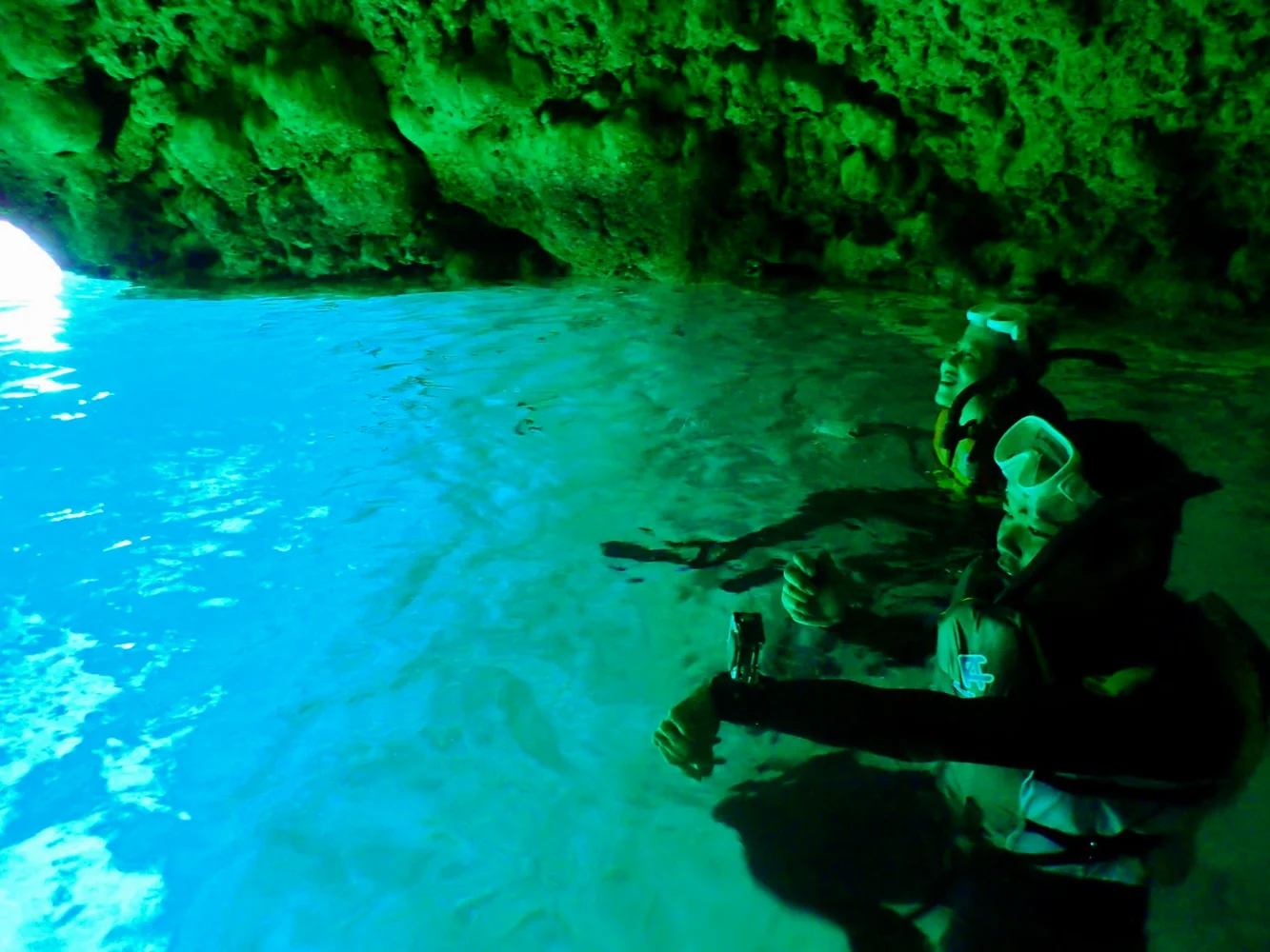沖縄 青の洞窟シュノーケリング＆絶叫ウォータートイ 半日ツアー＜熱帯魚餌付け体験/写真データ付き＞