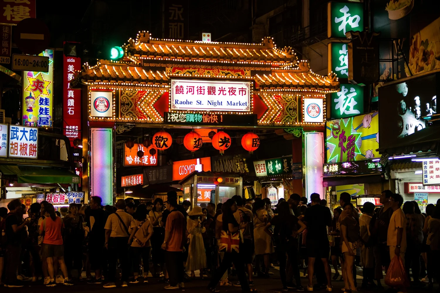 Taipei at Night: Din Tai Fung Dinner & Raohe Street Night Market Guided Tour