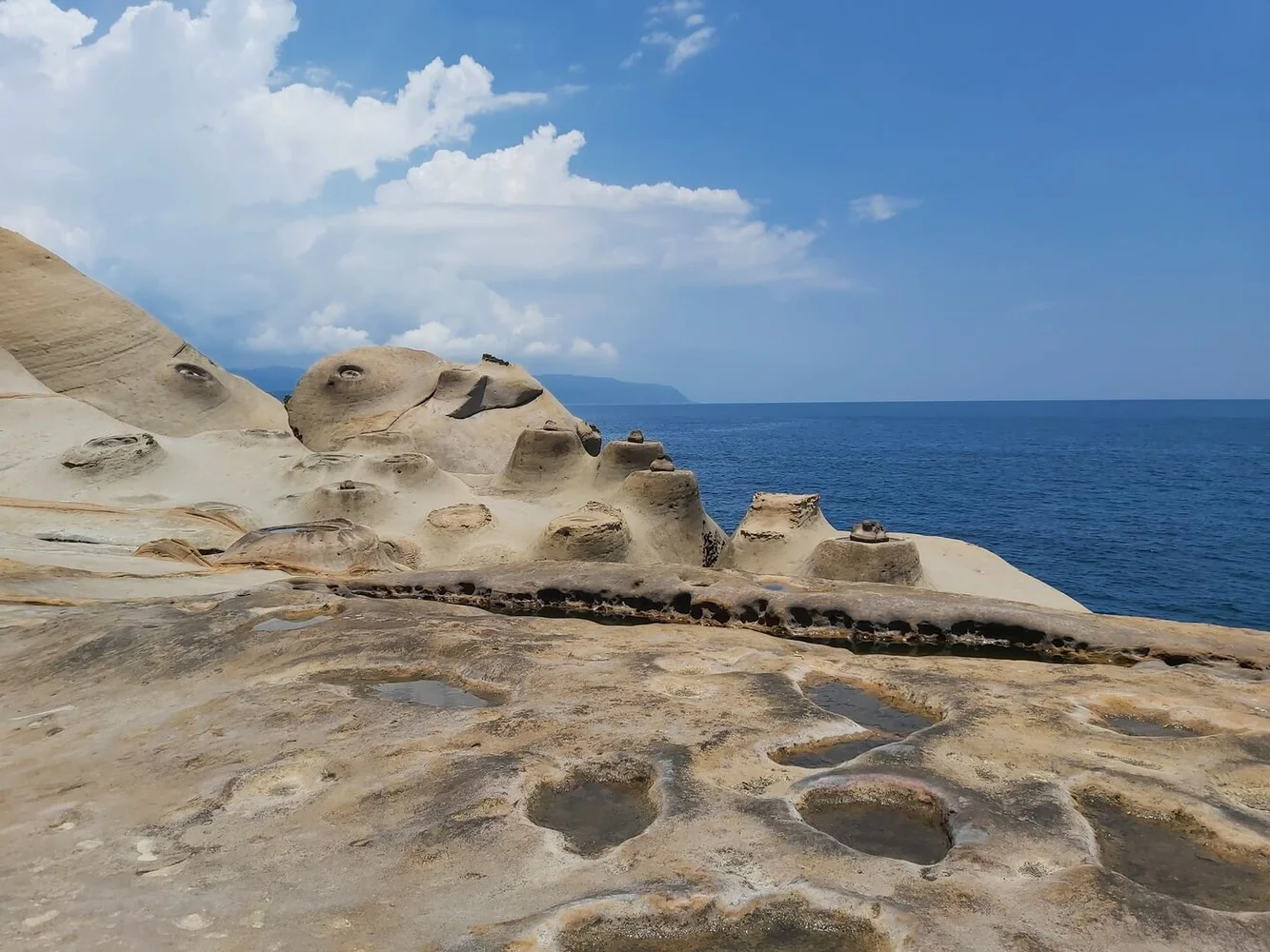 Yehliu Geopark and Keelung Harbor Guided Tour From Taipei