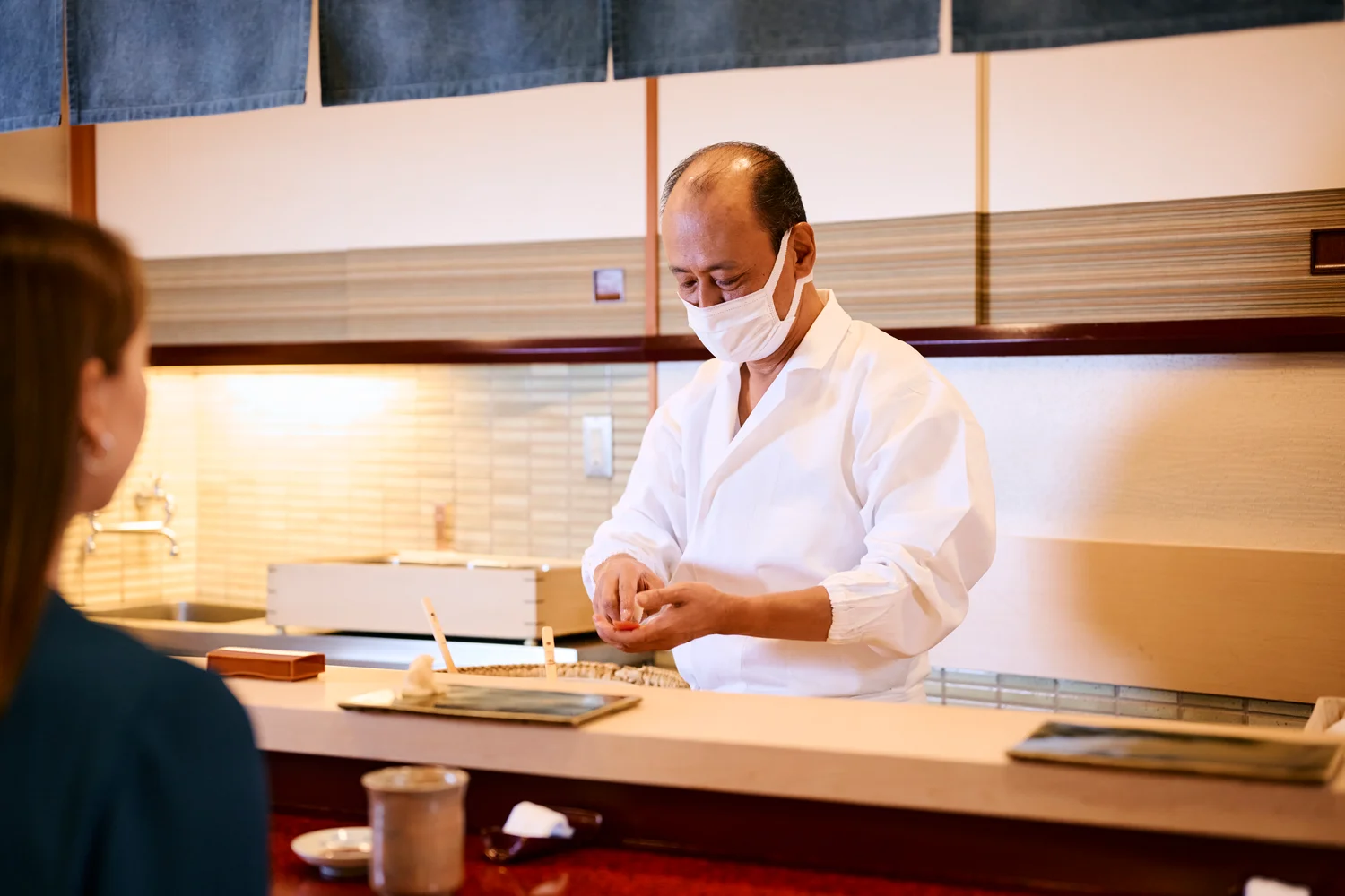 Takashi Ono preparing a piece of sushi at Sukiyabashi Jiro Roppongi © Hiroshi Hayashi