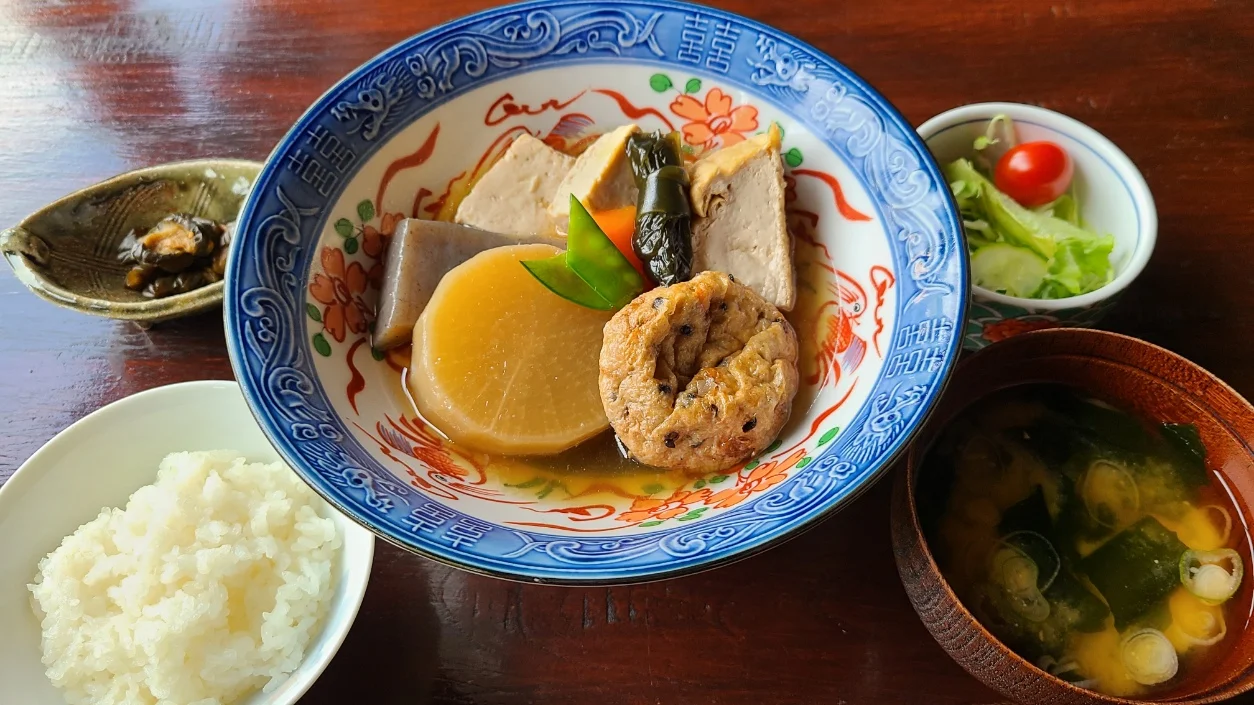 For our vegetarian guests, we recommend Oden Set Meal featuring Gokayama Tofu.