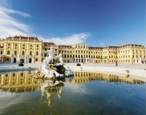 Vienna: Palace Tour, Dinner and Concert at Schönbrunn Palace