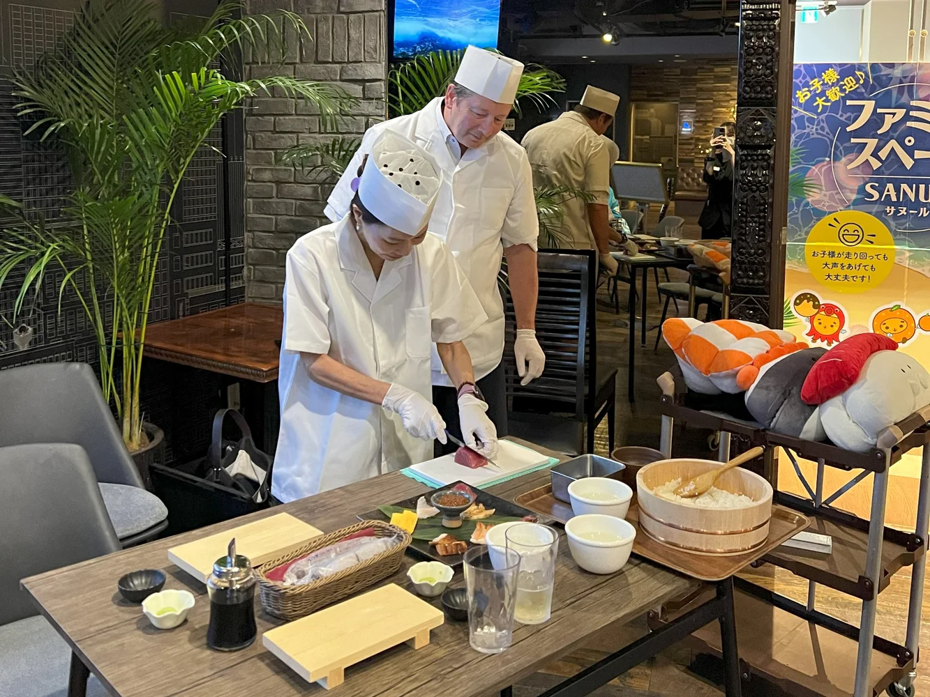 Osaka: Authentic Sushi Making Experience＜Wearing uniform & hat＞