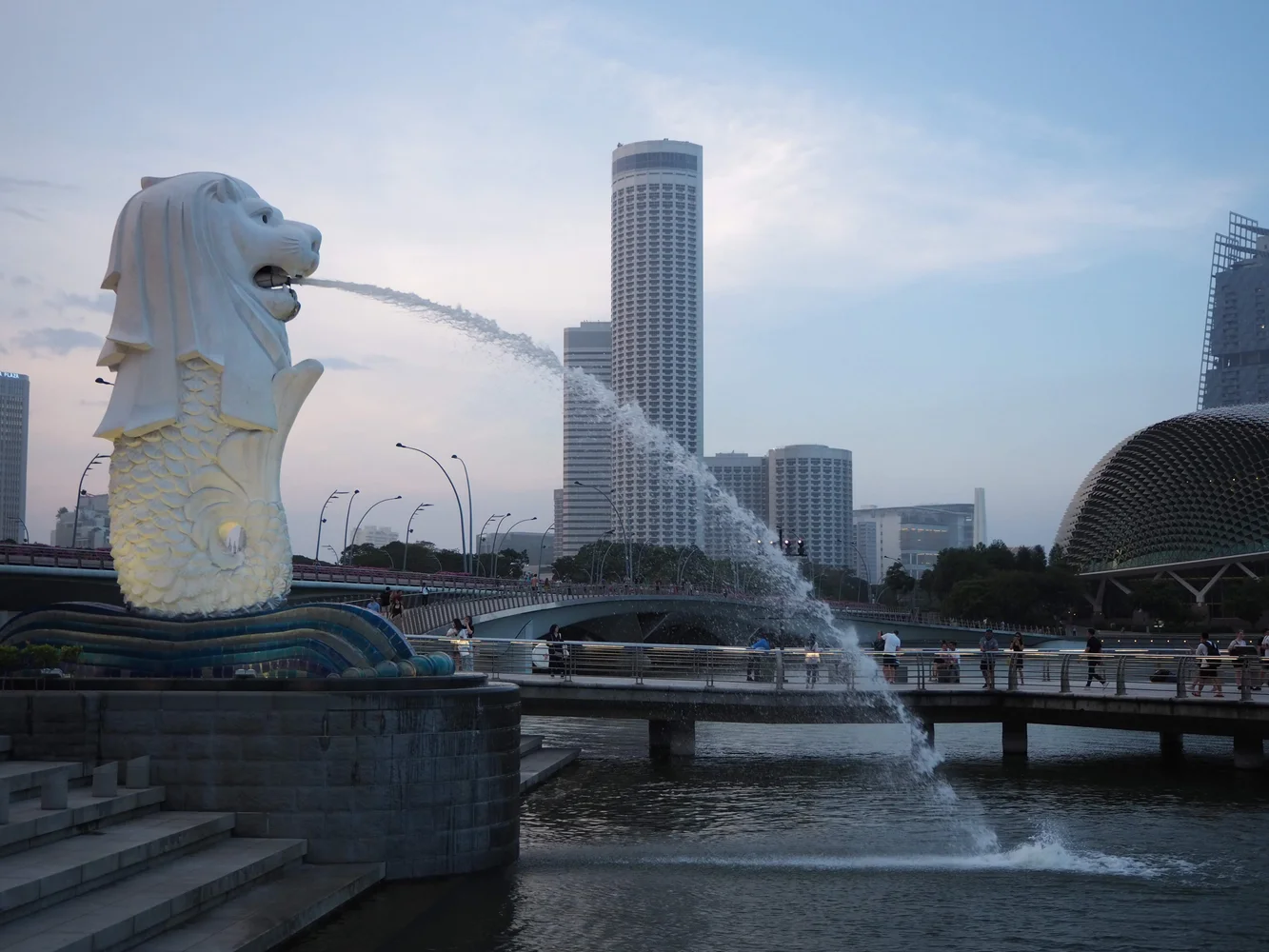 シンガポール 夜の市内を大満喫！マーライオン+リバークルーズ乗船+ガーデンラプソディ＜日本語ガイド＞