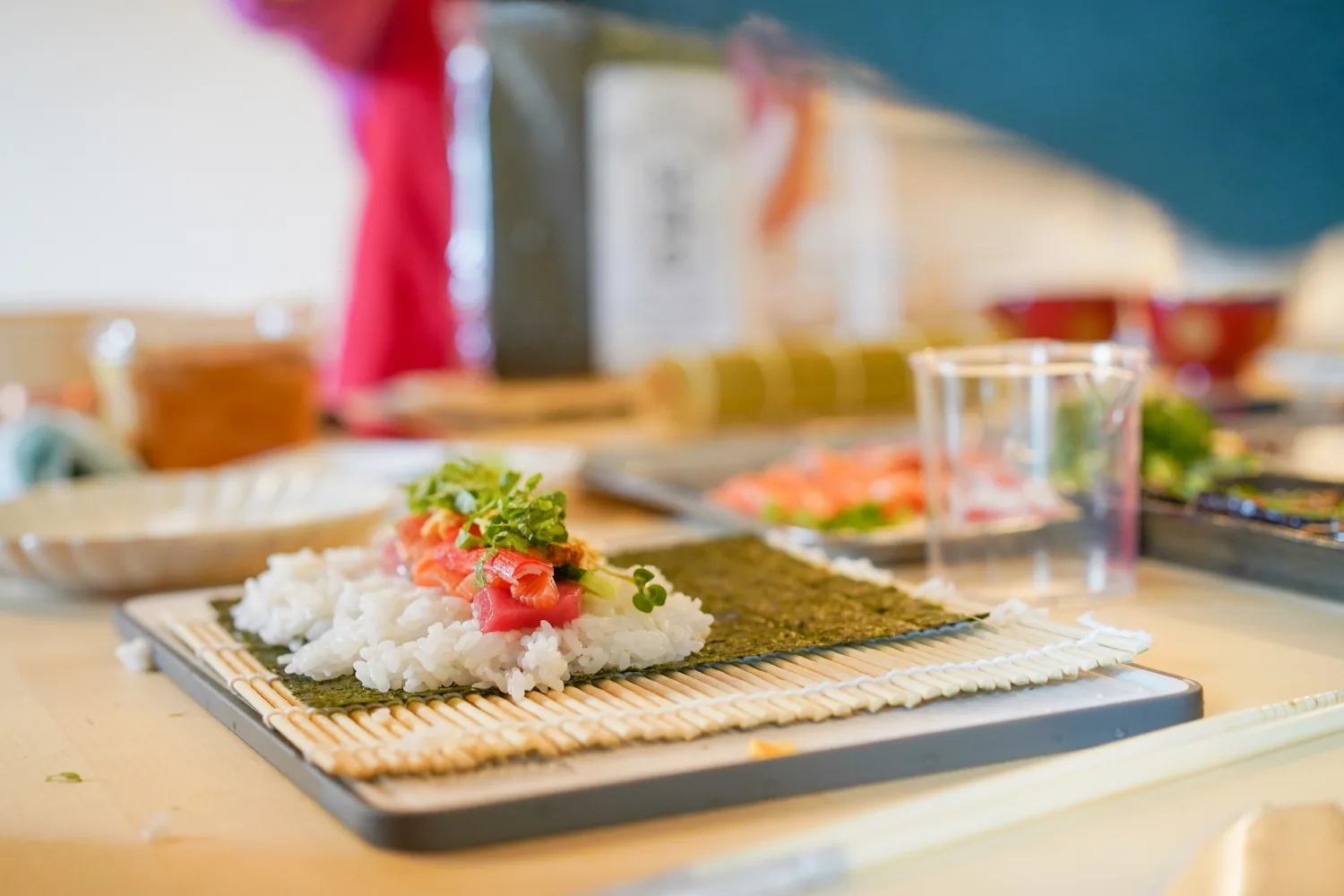 Tokyo Home Cooking Class: Sushi & Sake Tasting with Local Supermarket Visit!