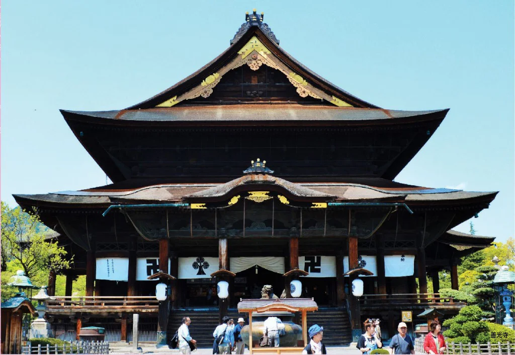 1-Day Tour: Snow Monkeys, Zenko-ji Temple & Sake In Nagano