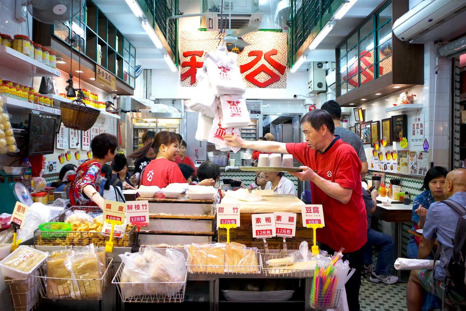 Private Kowloon Michelin-Guide Street Food & Culture Tour