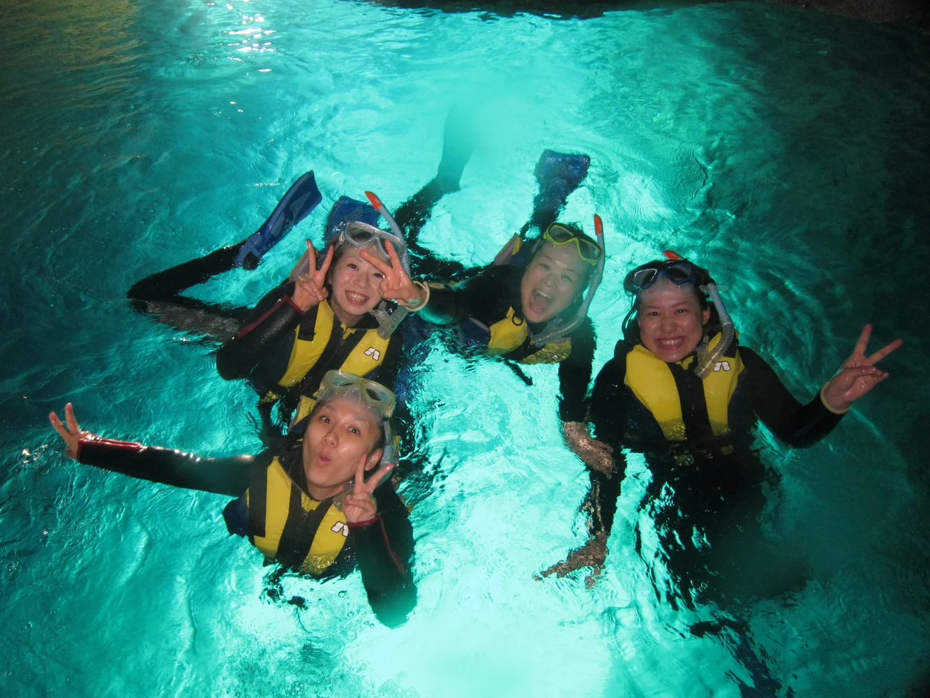 ジンベイザメ・青の洞窟シュノーケリングコース ＜選べる＆自由に泳げる＞