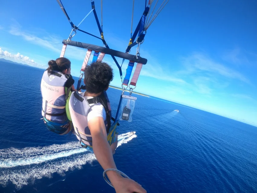 沖縄 美ら海水族館近く！絶景パラセーリング体験＜4Kカメラ・GoPro無料レンタル／空撮写真プレゼント＞