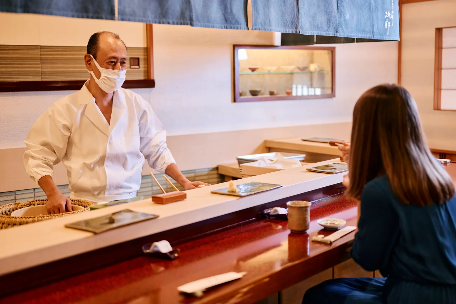 Takashi Ono with a customer at the Roppongi branch of Sukiyabashi Jiro © Hiroshi Hayashi
