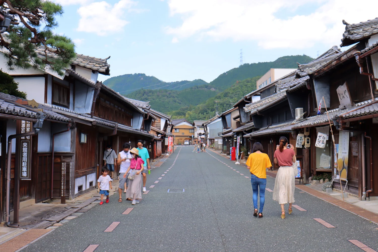 岐阜県美濃市の観光地「うだつの上がる町並み」内に体験ショップがあります。