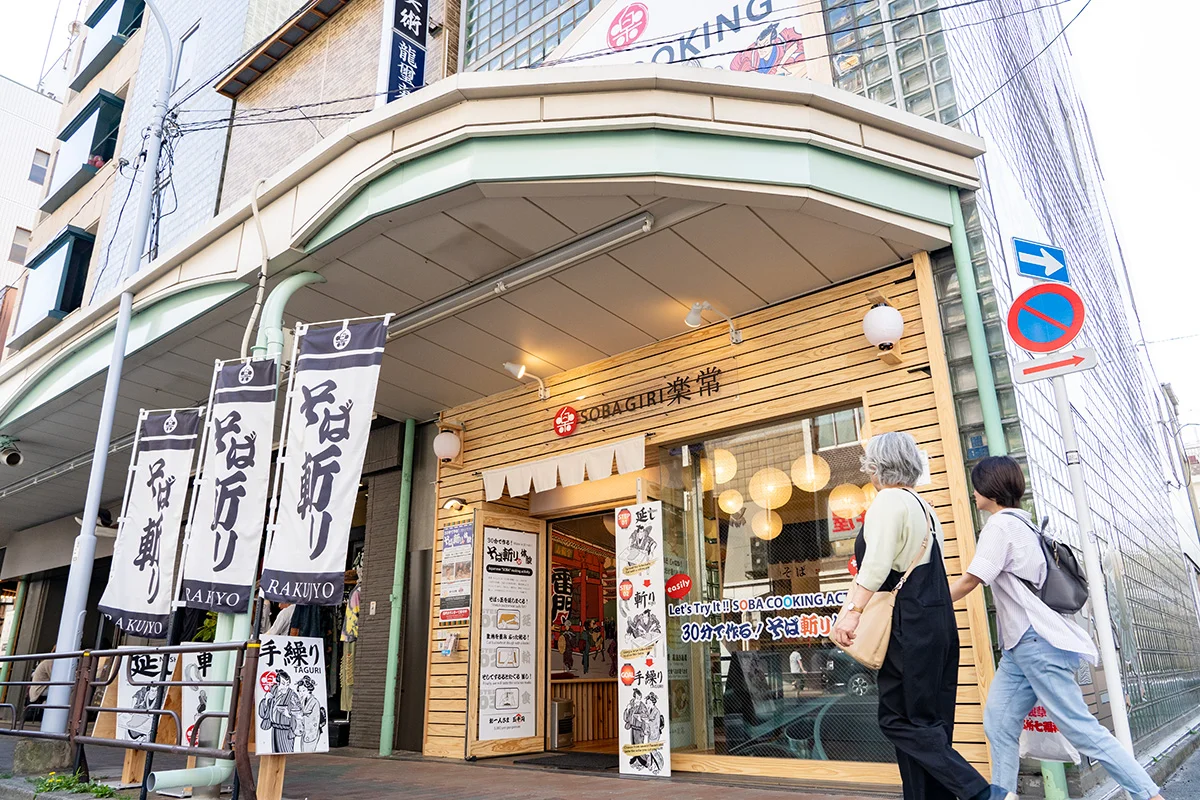 外観は白木仕上げの和風店舗です/The exterior is a Japanese style store with white wood finish.