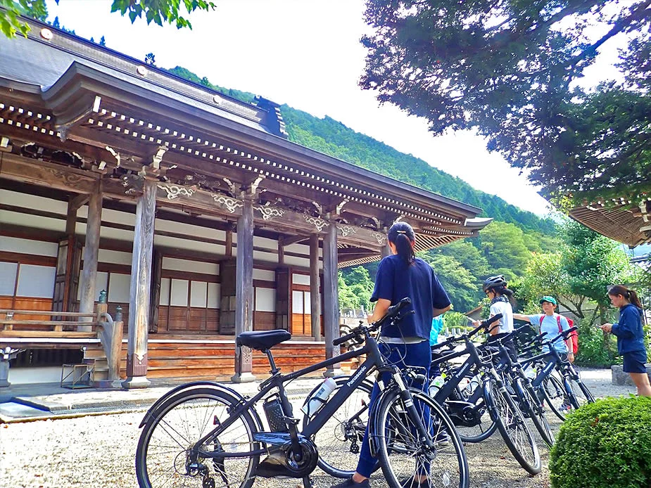 岐阜 飛騨小坂の温泉＆滝を巡るプライベートE-bikeツアー