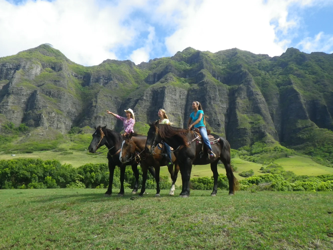 ハワイ クアロアランチ（牧場）ツアー ＜乗馬・ジップライン・ラプター（バギー）など＞