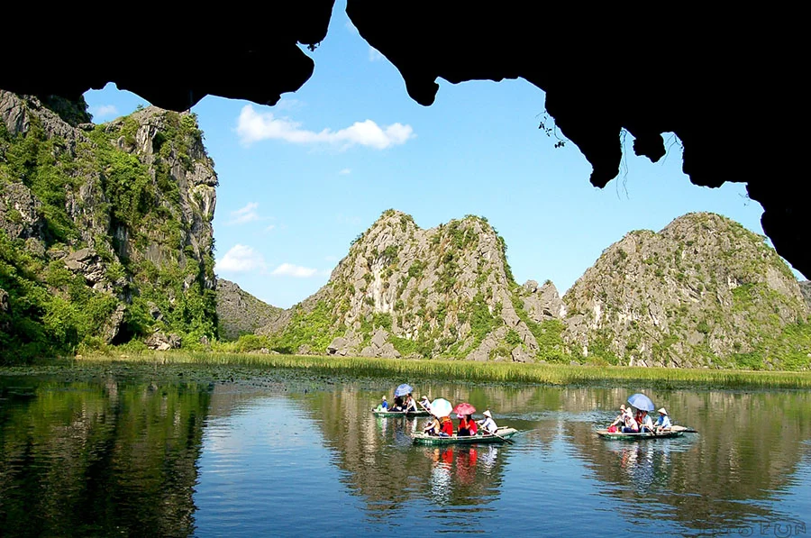 Full-Day Trang An Boat Tour With Bai Dinh & Hanoi Pickup & Lunch