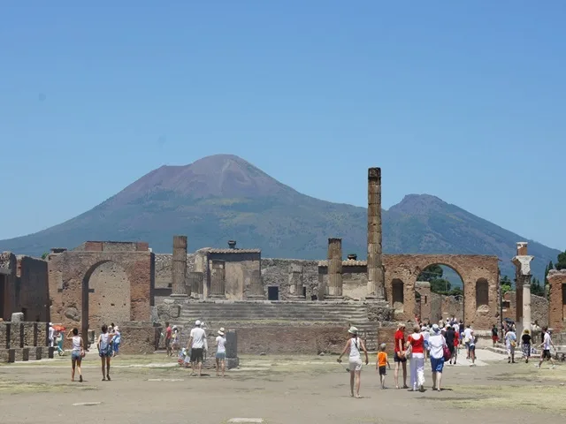 イタリア【ローマ発】列車で行く 2大世界遺産アマルフィ＆ポンペイ 日帰り観光ツアー ＜日本語ガイドプラン有＞