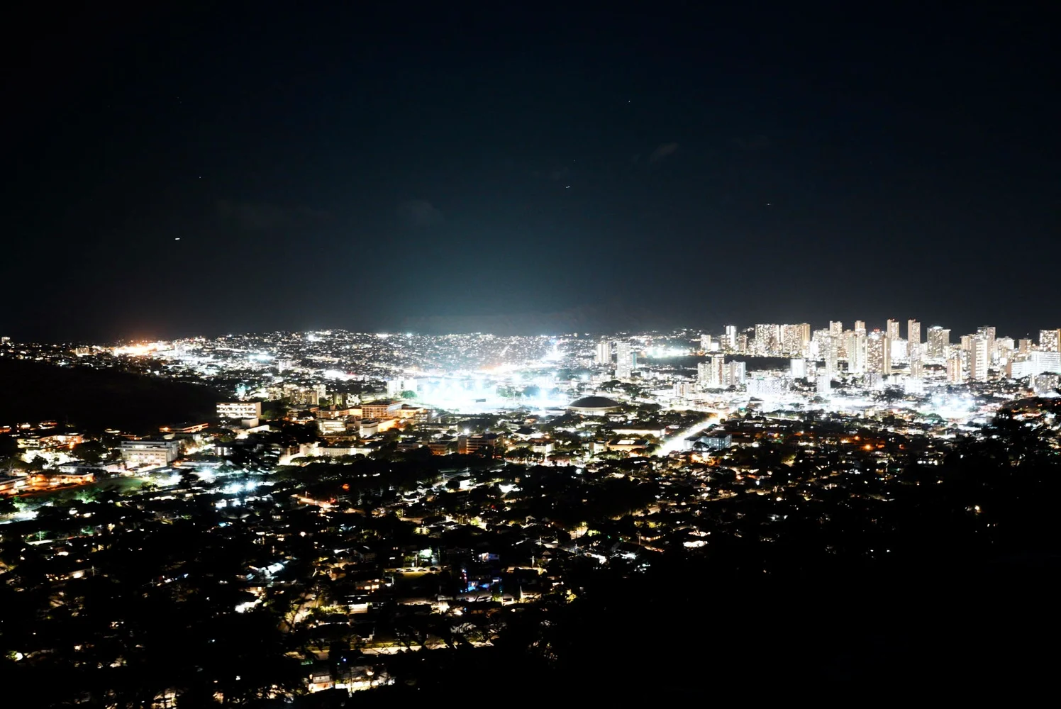 ハワイ オアフ島 タンタラスの丘夜景＋記念撮影＋ホールフーズ（アネラハーツ催行）＜日本語ドライバー / 往復送迎＞