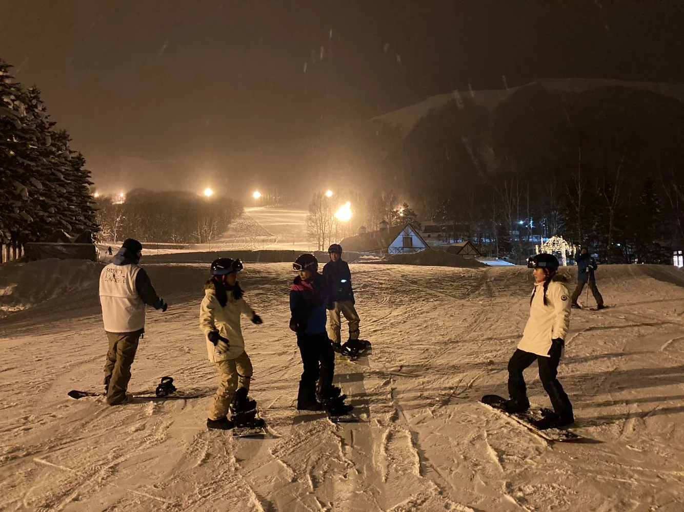 北海道 ニセコ スノーボード ナイターレッスン 予約＜2時間／3時間／幻想的な夜のゲレンデ＞