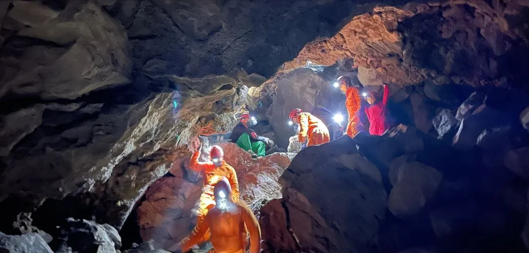 山梨 富士山麓で洞窟探検ツアー 予約＜青木ヶ原樹海と氷の洞窟／初心者OK＞