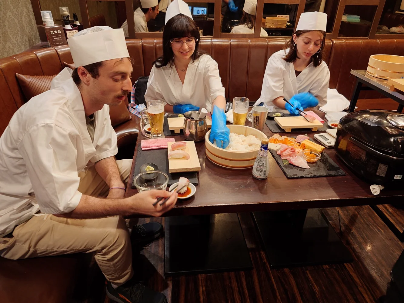 Tokyo: Sushi Making Experience with a Professional Chef＜ Dress like a sushi chef !＞