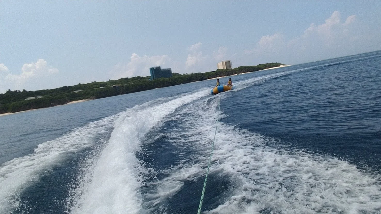 沖縄 瀬底島エリアで海面滑走！バナナボート・マーブル体験予約