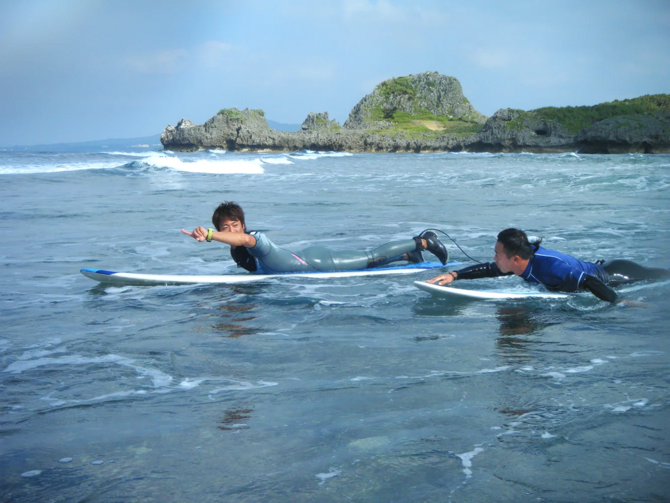 沖縄 恩納村 シーナサーフ サーフィンスクール「ザ・入門」コース ＜ボードに立てる方向け＞
