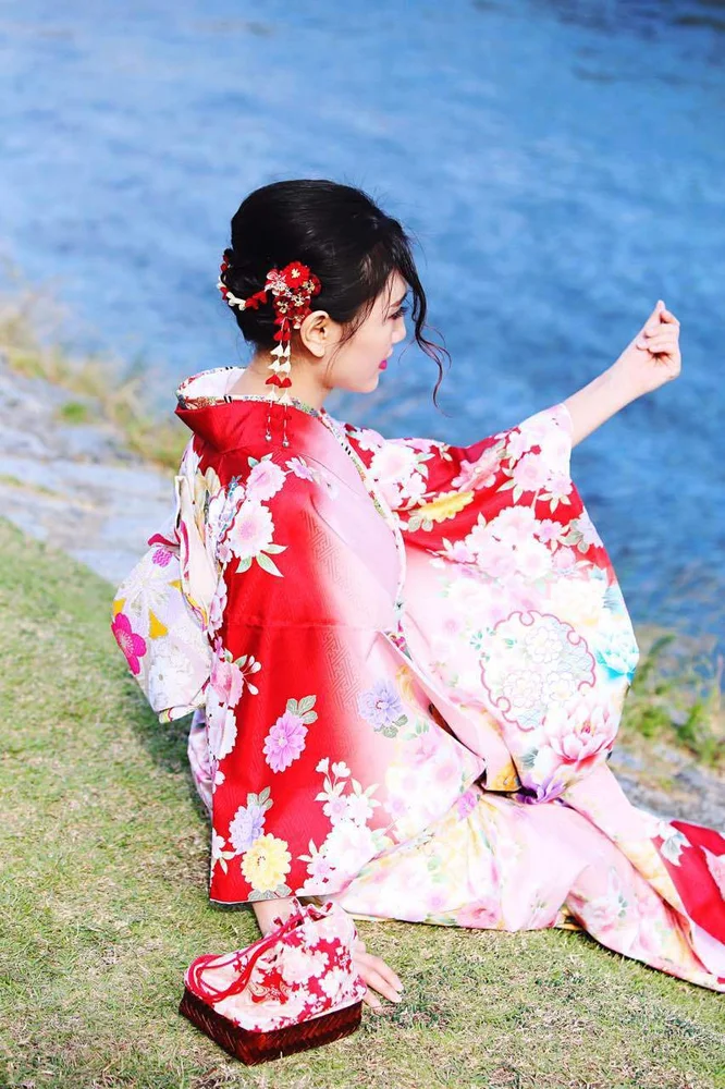 Experience long-sleeved "Furisode" Kimono Wear in Kyoto