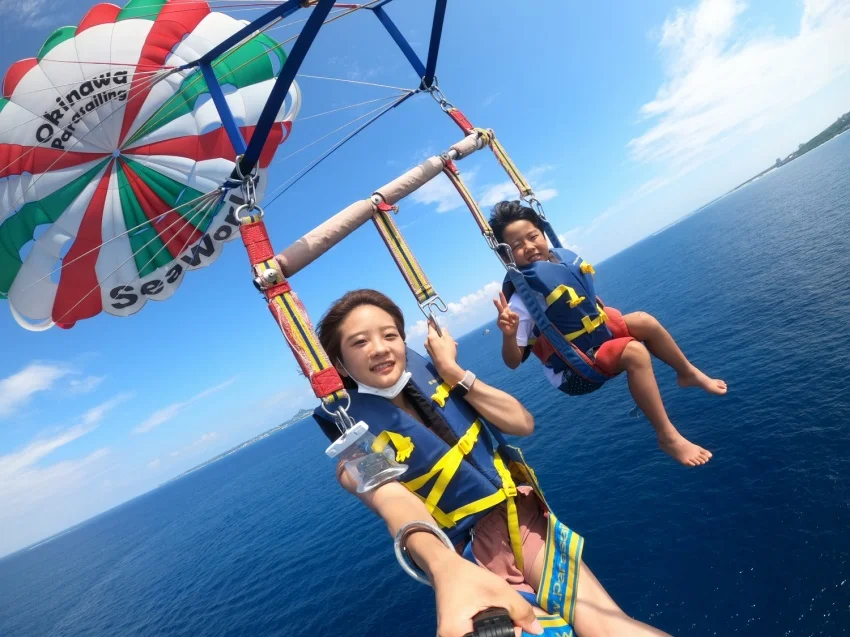 沖縄 美ら海水族館近く！絶景パラセーリング体験＜4Kカメラ・GoPro無料レンタル／空撮写真プレゼント＞