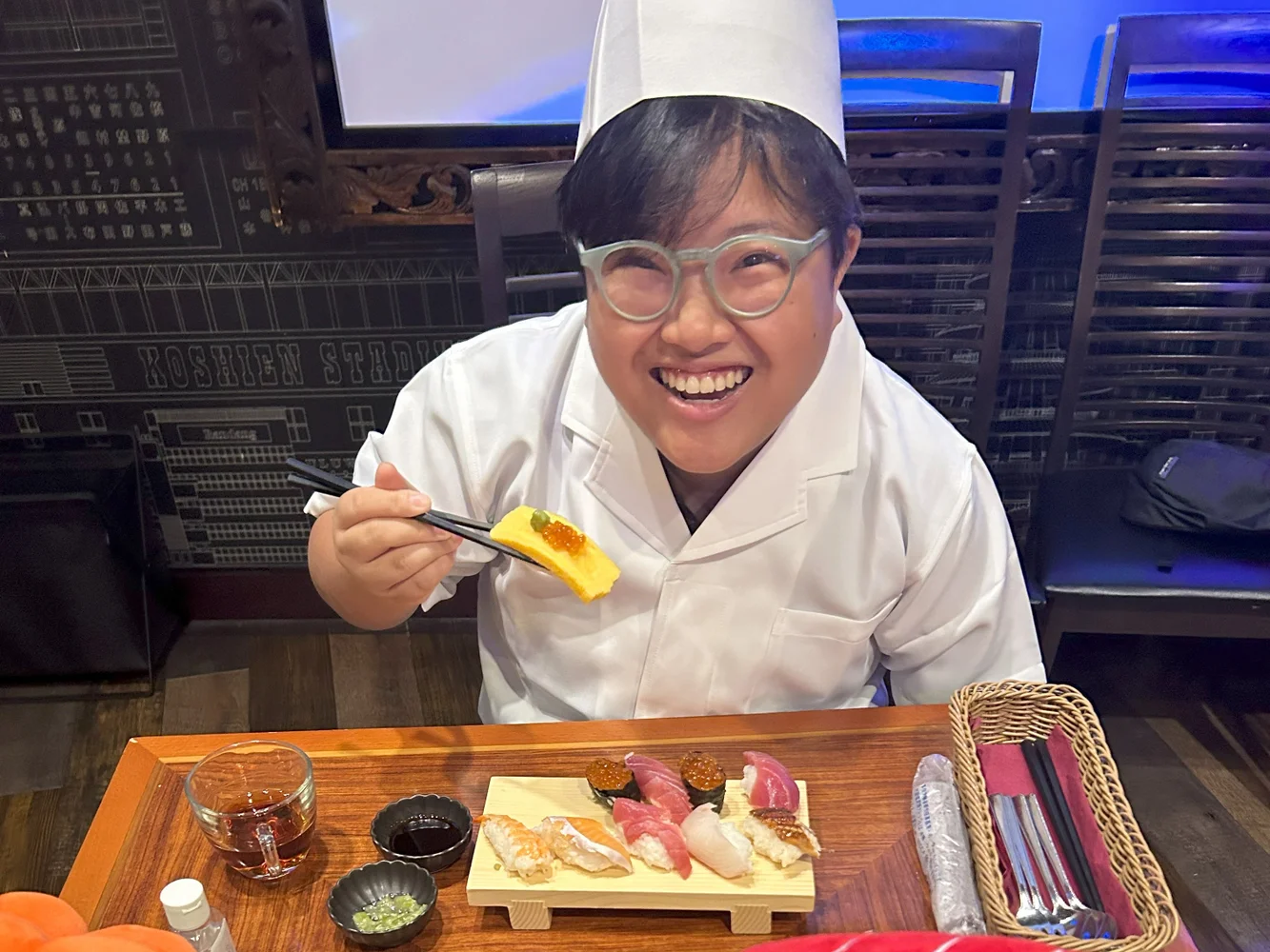 Osaka: Authentic Sushi Making Experience＜Wearing uniform & hat＞