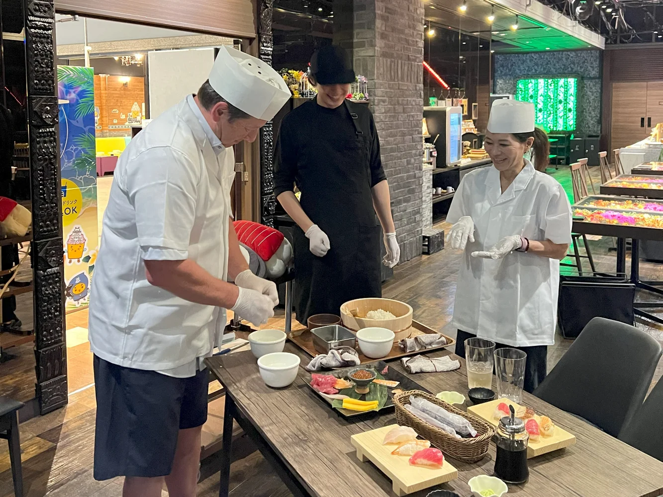 Osaka: Authentic Sushi Making Experience＜Wearing uniform & hat＞