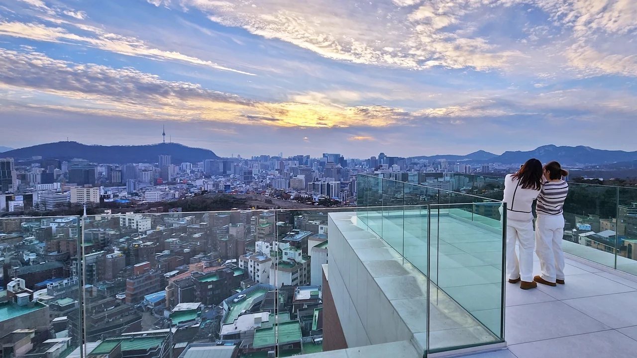 韓国 ソウル ベストオブベストソウルセレブツアー＜プレミアム1日ツアー／景福宮+仁寺洞+守門将交代式+青瓦台+京東市場／チマチョゴリレンタル体験／ルーフトップカフェ／ハングルの判子製作／ナンタ or ペインターズ観覧／韓定食ランチ／日本語ガイド＞