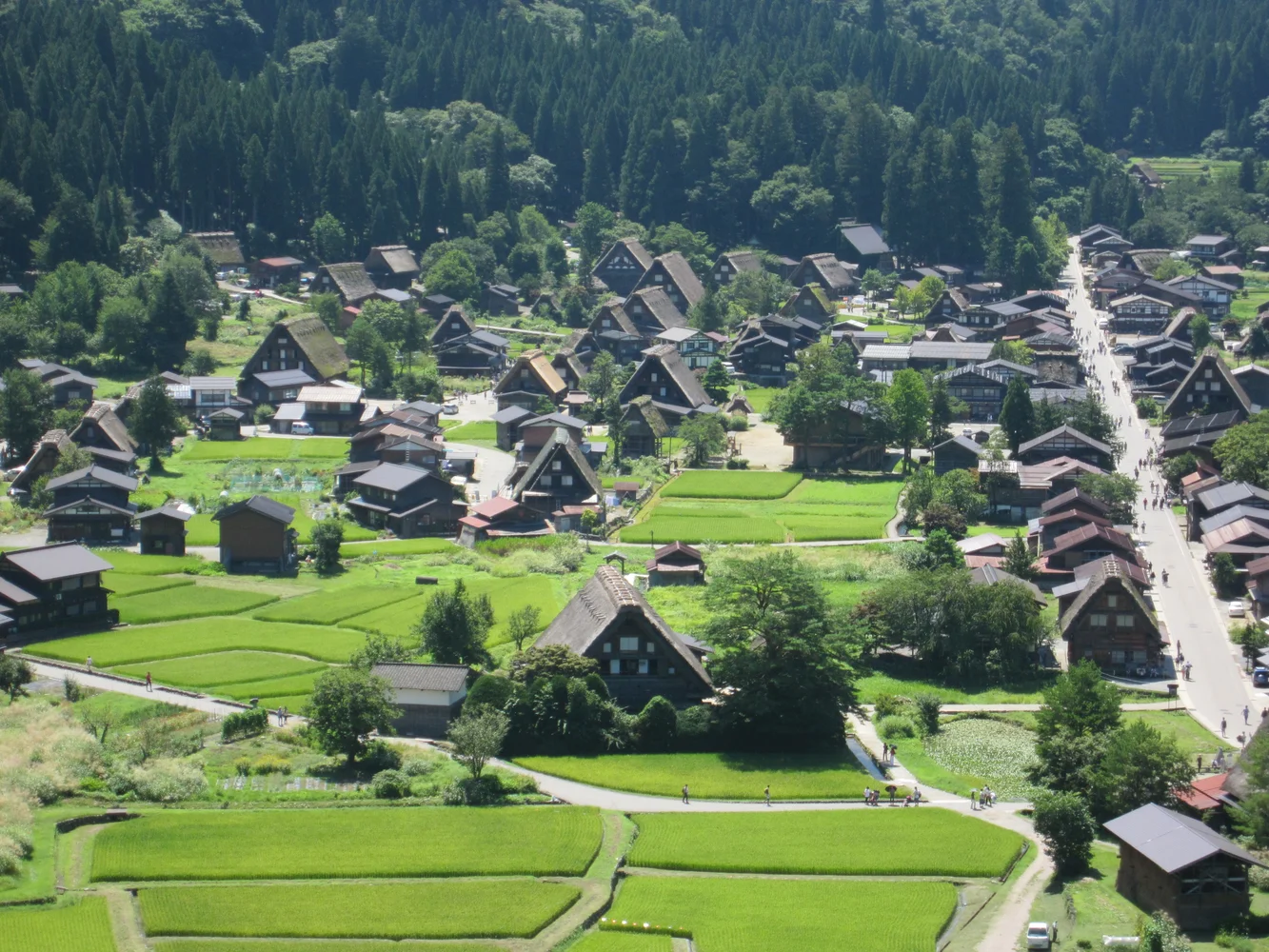 Starting from Kanazawa, where rich history and tradition are alive, we will guide you on a luxurious day trip bus tour that goes around the World Heritage Site "Shirakawa-go" and the charming "Hida Takayama"!
