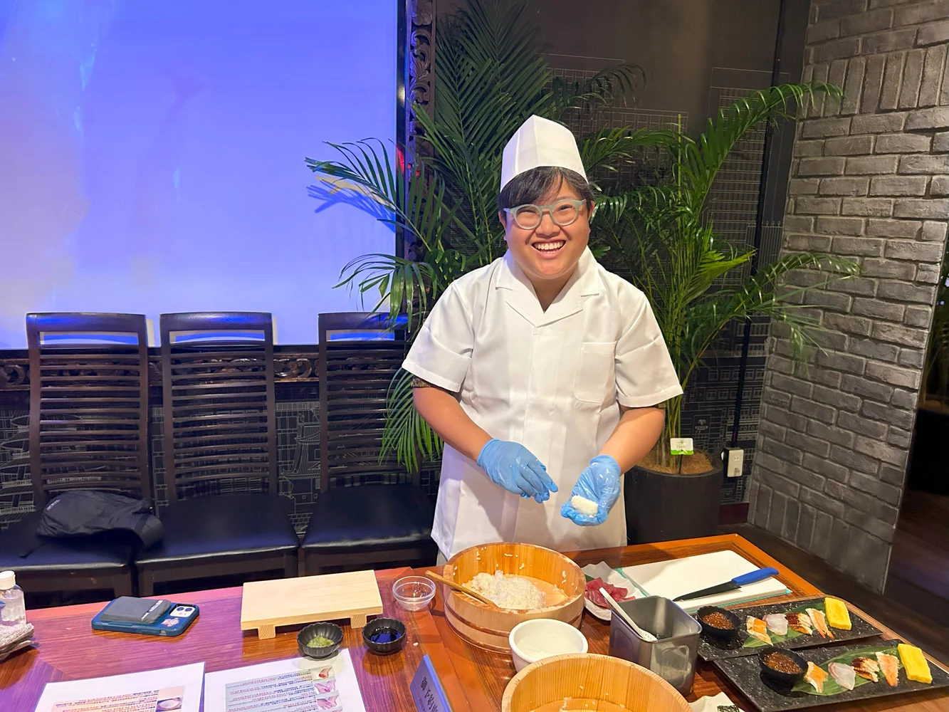 Osaka: Authentic Sushi Making Experience＜Wearing uniform & hat＞