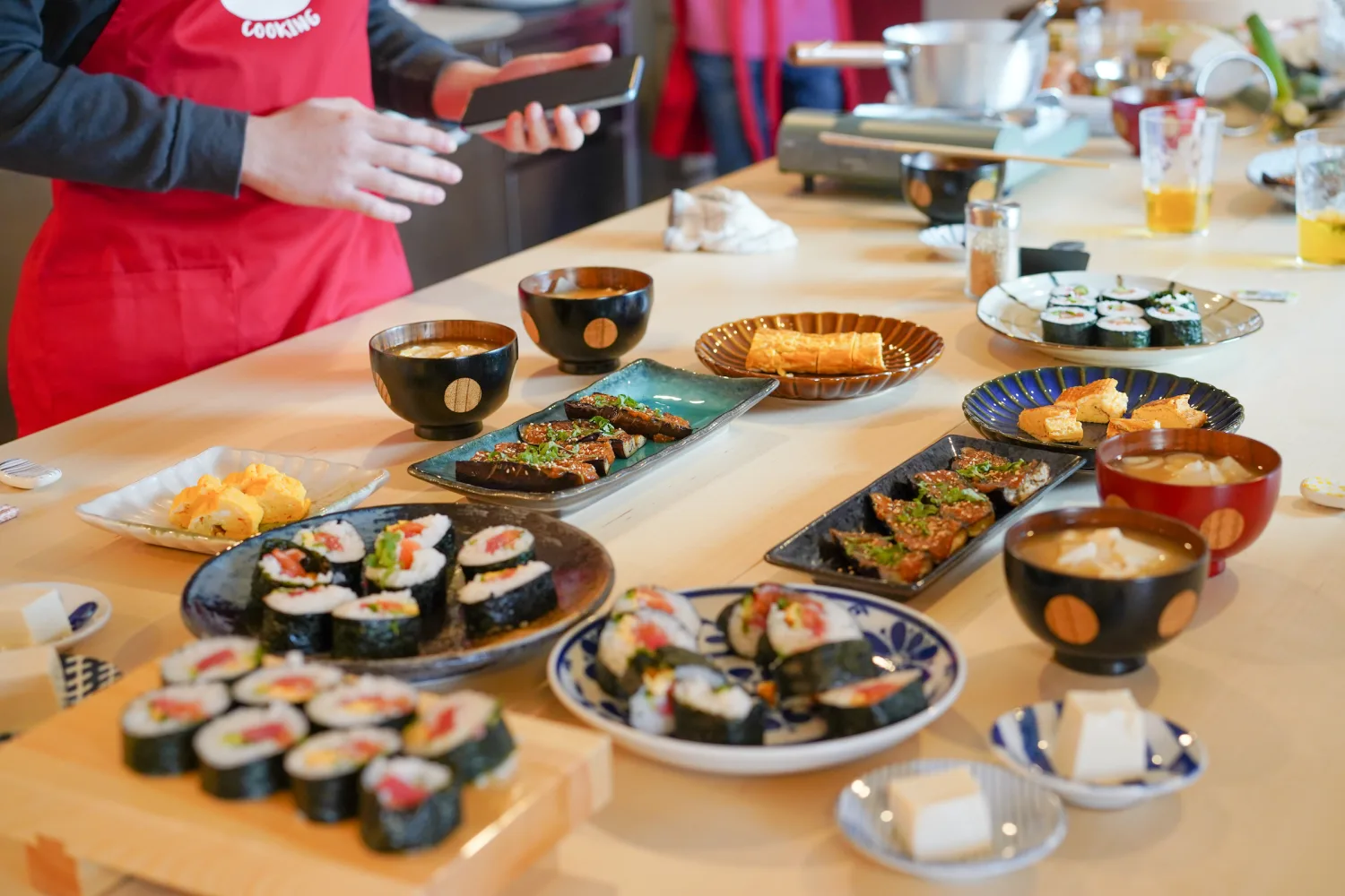 Tokyo Home Cooking Class: Sushi & Sake Tasting with Local Supermarket Visit!