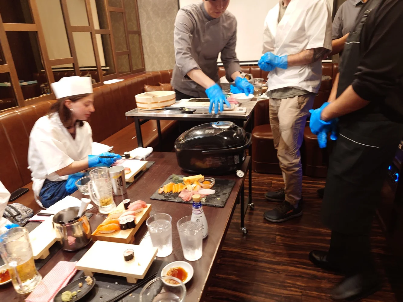 Tokyo: Sushi Making Experience with a Professional Chef＜ Dress like a sushi chef !＞