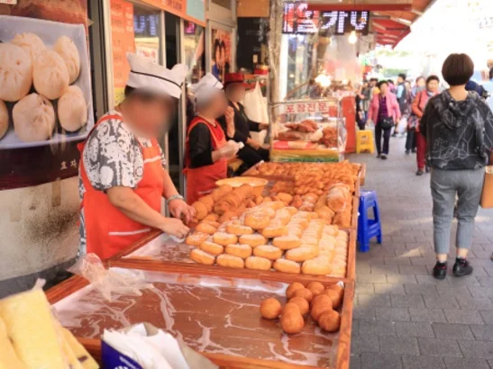 韓国 ソウル 市場でＢ級グルメ食べ歩き＆タッカンマリの夕食＜日本語ガイド付き＞