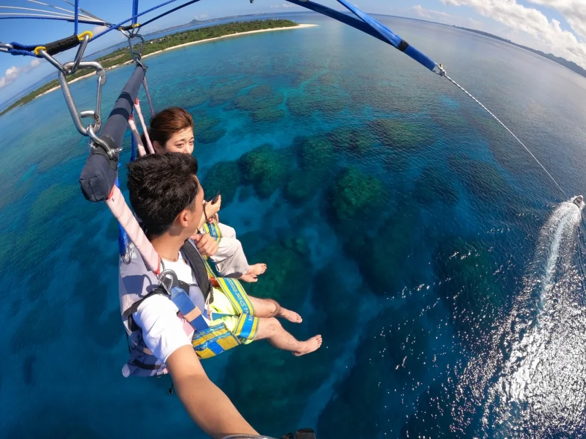 沖縄 美ら海水族館近く！絶景パラセーリング体験＜4Kカメラ・GoPro無料レンタル／空撮写真プレゼント＞