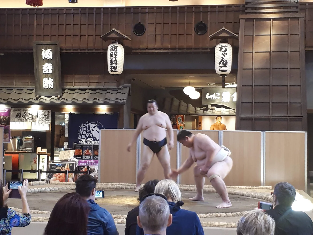 Stroll around the sumo district and feel the spirit of Edo!