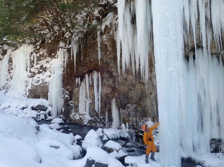 Hida-Osaka Frozen Waterfall Trekking Near Gero Onsen