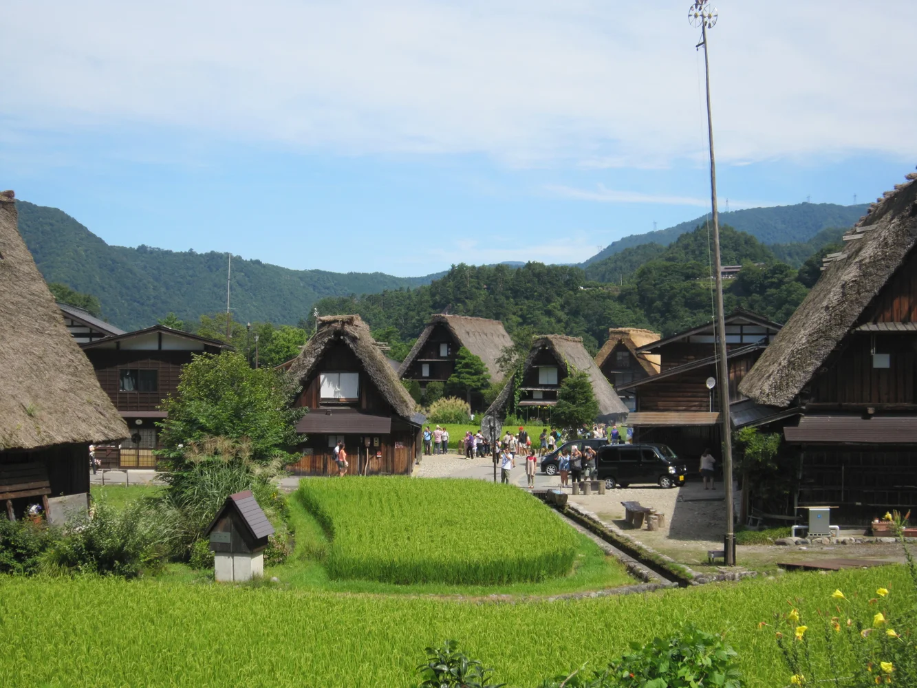 Starting from Kanazawa, where rich history and tradition are alive, we will guide you on a luxurious day trip bus tour that goes around the World Heritage Site "Shirakawa-go" and the charming "Hida Takayama"!