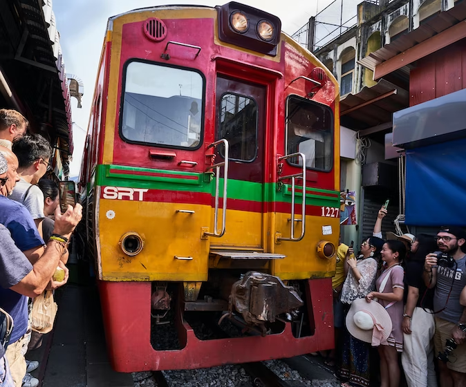 タイ バンコク発着 メークロン線路市場＋アンパワー水上マーケット（ローカル列車への乗車体験＆ホタル観賞ナイトクルーズ）＜日本語ガイド/午後/ 週末（金・土・日）＞by Panda Bus Bangkok