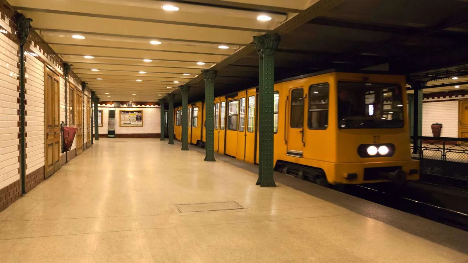 ハンガリー 世界最古の地下鉄で巡る！ブダペスト市内観光 半日ツアー＜日本語ガイド＞